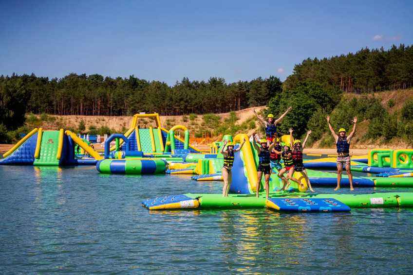 Wodny tor przeszkód i inne sporty wodne – atrakcje w Summer Playground